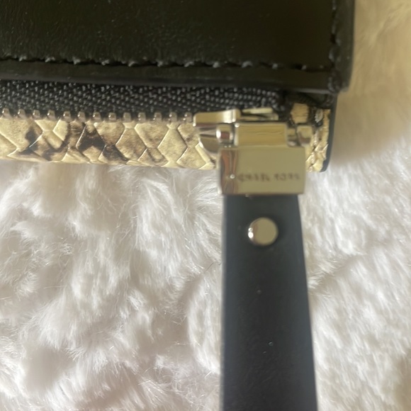 Small Michael Kors Wallet - Picture 4 of 8